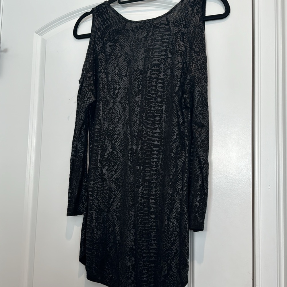 Cache Cold Shoulder Top - Picture 3 of 6